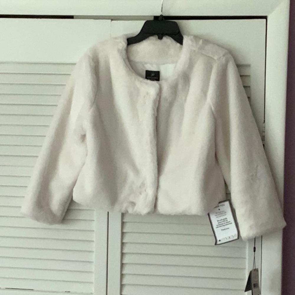 Adrianna Papell Ivory 3/4 sleeve Fur Jacket size Medium. Jacket has 4 snaps.
